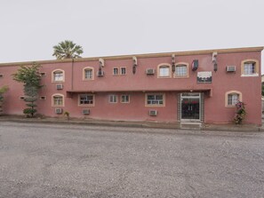 Vista frontal de la propiedad