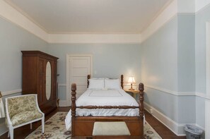 2 habitaciones, escritorio y tabla de planchar con plancha 