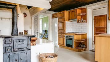 Fridge, oven, stovetop, coffee/tea maker