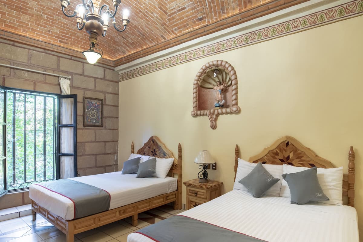 Escritorio, wifi gratis y ropa de cama 