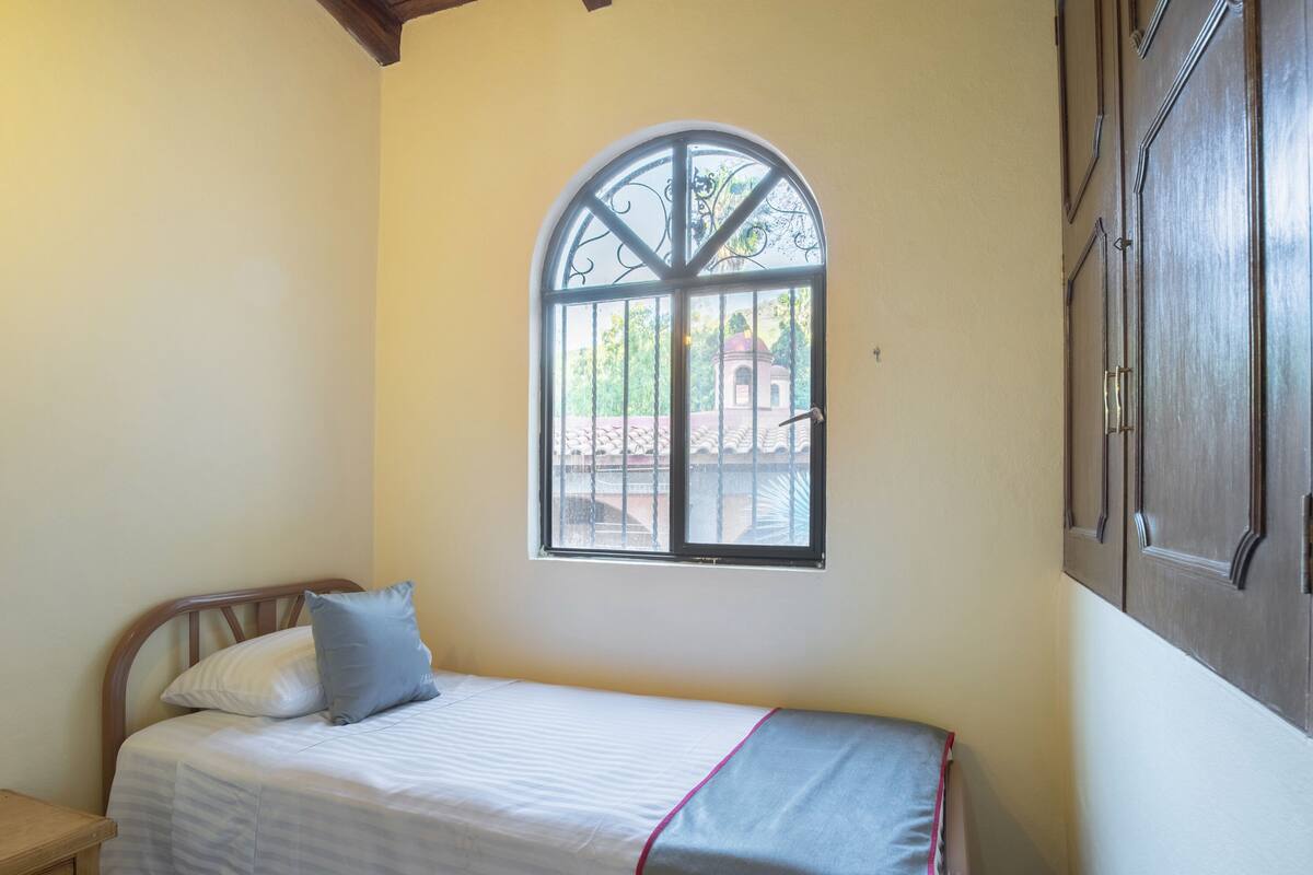 Escritorio, wifi gratis y ropa de cama 