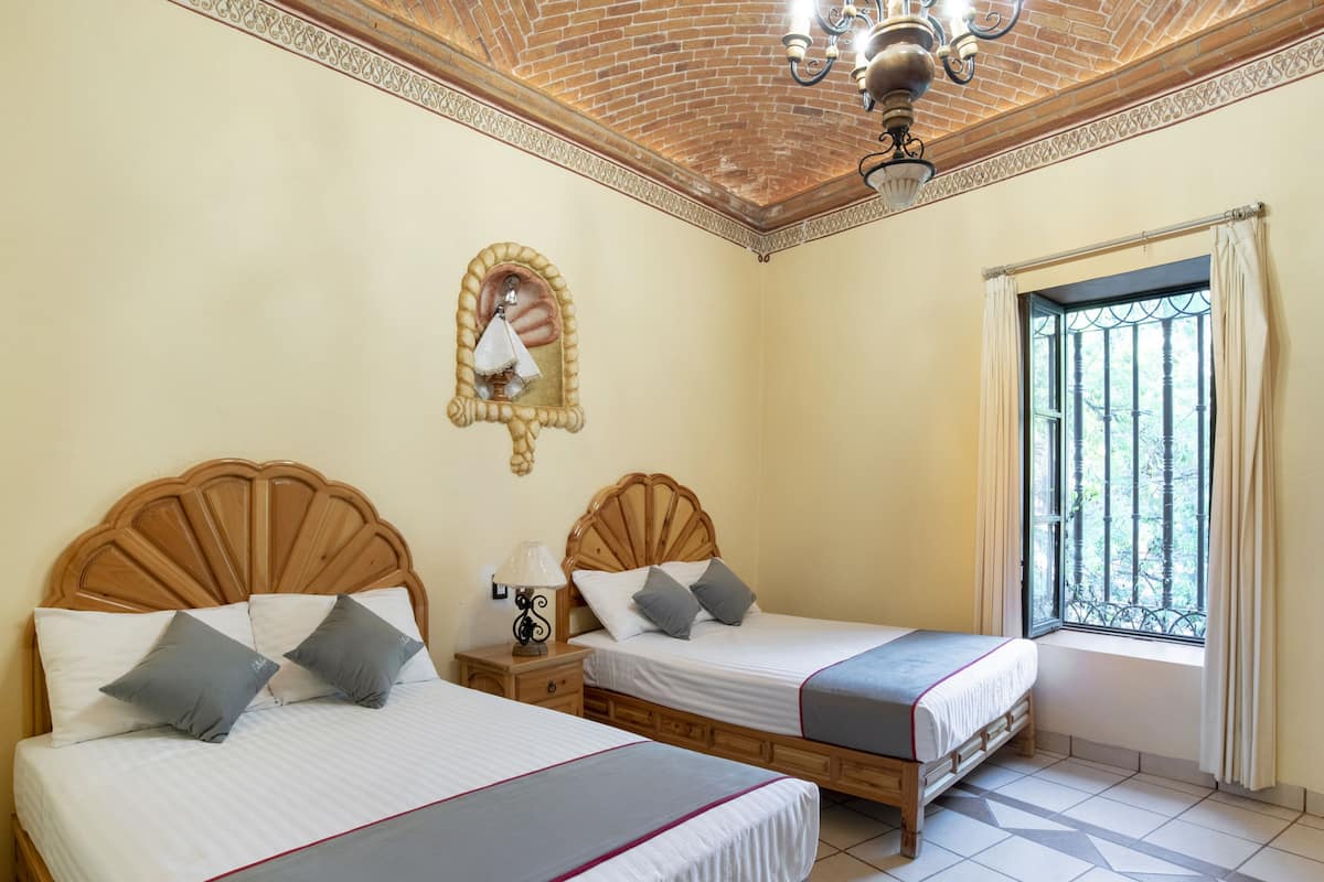 Escritorio, wifi gratis y ropa de cama 