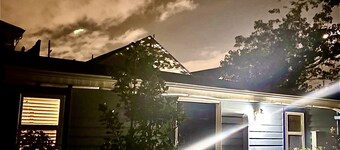 1 BR Apartment with Courtyard walking distance to Magazine street Art District