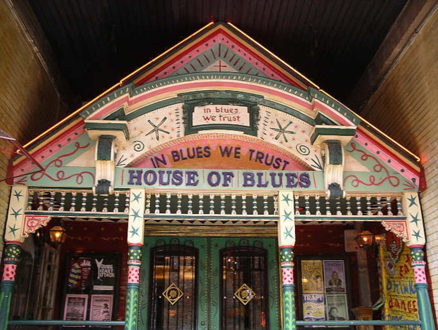 Un bâtiment sur lequel on peut lire l’inscription suivante : « In Blues We Trust, House of Blues ».