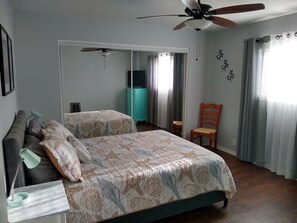 1 habitación, tabla de planchar con plancha y cuna de viaje 