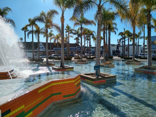 Charming 1br  Vacation Condo Walk to Beach and Downtown