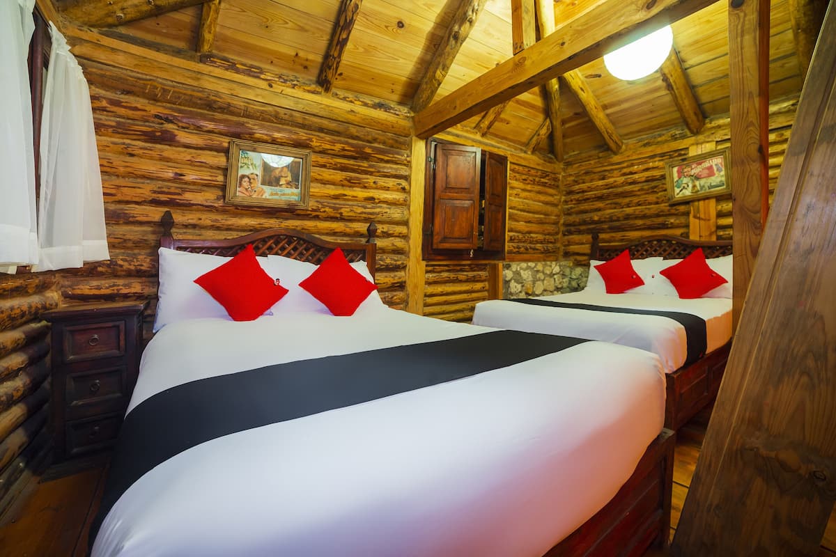 Habitación cuádruple Deluxe | 1 habitación y ropa de cama