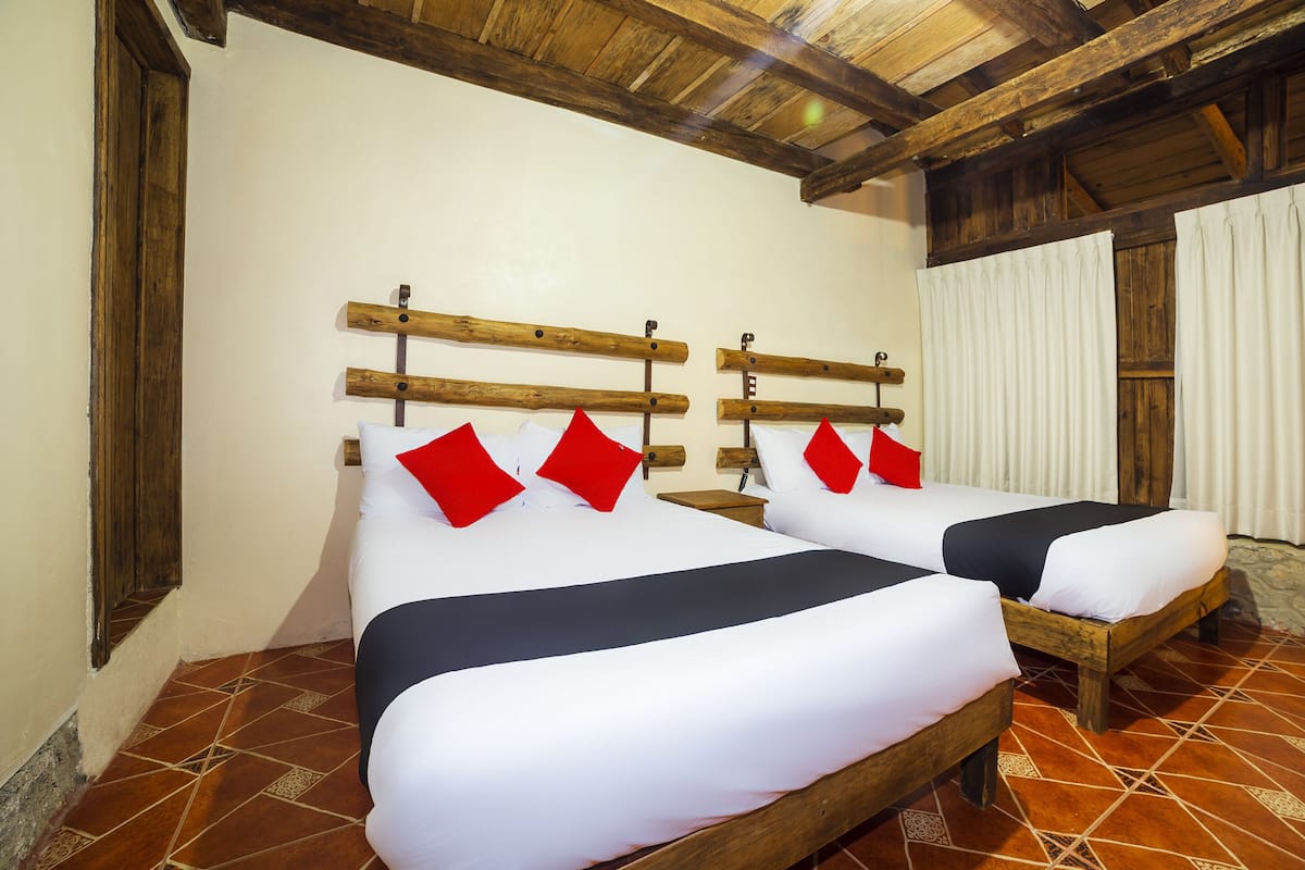 Habitación estándar, 2 camas Queen size, vista al jardín | 1 habitación y ropa de cama