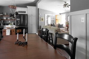 Téléviseur connecté, lecteur de DVD, livres