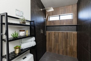 Ensemble baignoire-douche, séchoir à cheveux, serviettes fournies, savon