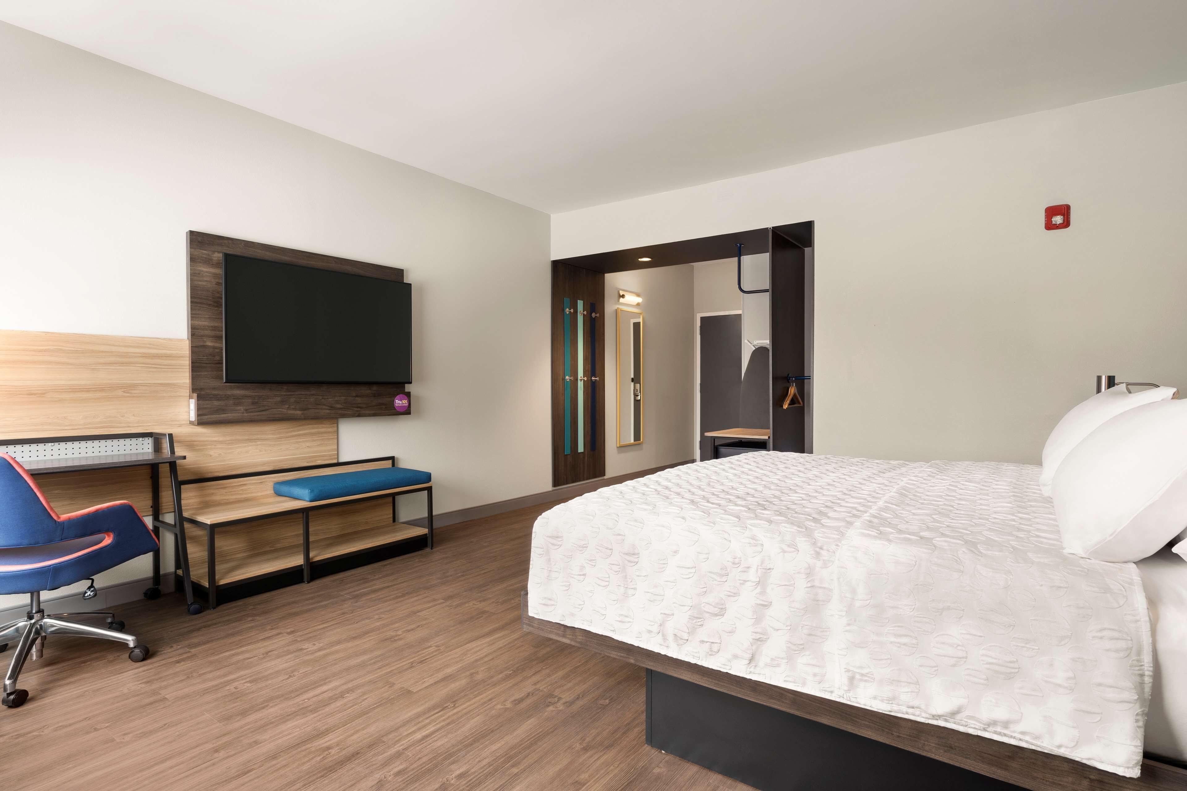 room, 1 king bed, accessible (roll-in shower) | desk, laptop workspace, blackout curtains, iron/ironing board