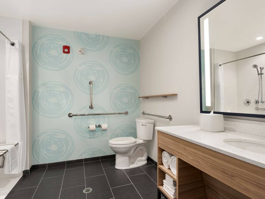 Une salle de bain moderne équipée de toilettes, d’un lavabo et d’une douche.