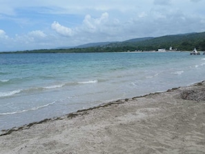 Plage à proximité, chaise longue, serviettes de plage
