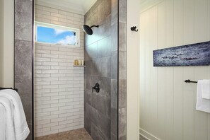 Badewanne, Haartrockner, Handtücher