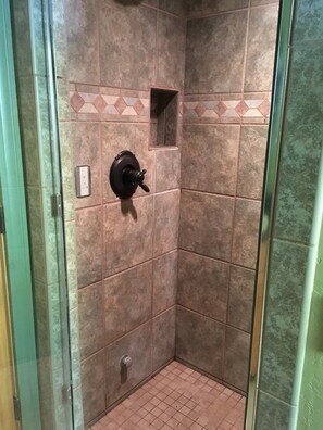 Bathtub, hair dryer, towels, soap - Richey’s Retreat (Silverton)