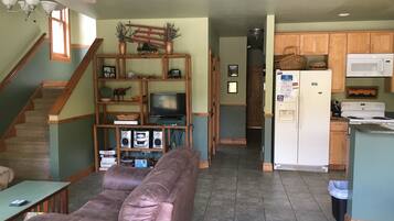 Téléviseur connecté, foyer, livres, chaîne audio