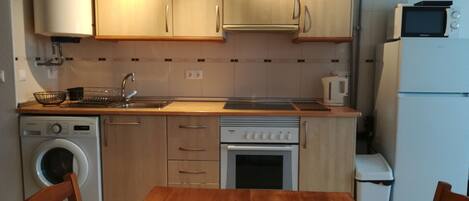 Frigorífic, microones, forn i placa de cuina