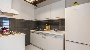 Réfrigérateur, plaque de cuisson, cafetiÚre/bouilloire