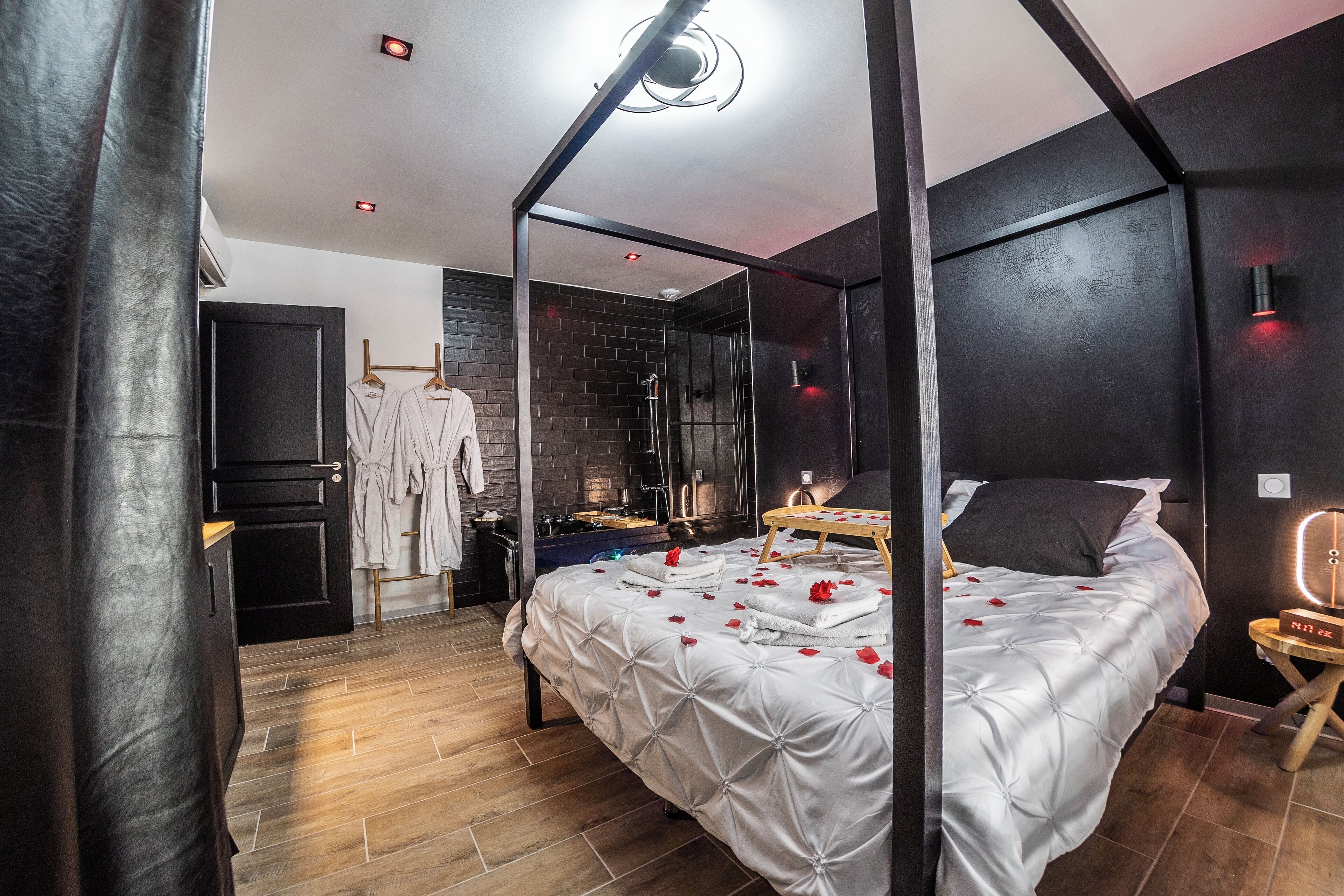 Luxury Apartment, Non Smoking, Sauna (LE LOFT : en Option Patio + Bain Finl) | 1 bedroom, Egyptian cotton sheets, premium bedding, down comforters