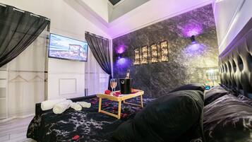 Romantic Apartment, 1 Queen Bed with Sofa bed, Non Smoking, Hot Tub | 1 bedroom, Egyptian cotton sheets, premium bedding, down comforters