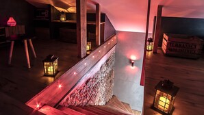 Un escalier en bois au design rustique, éclairé par de nombreuses lanternes.