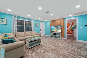 Een televisie en een kantoor