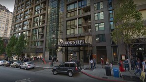 Un edificio de varios pisos con un letrero que dice 'Harbor Steps Apartments'.