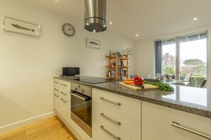 Kühlschrank, Mikrowelle, Ofen, Geschirrspüler