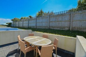 Outdoor dining - A superbly situated property that is just a short walk from two fabulous beaches (Newquay)