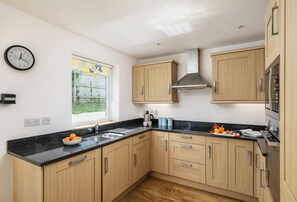 Fridge, microwave, oven, dishwasher - A superbly situated property that is just a short walk from two fabulous beaches (Newquay)