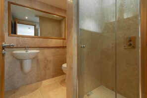 Towels - A superbly situated property that is just a short walk from two fabulous beaches (Newquay)