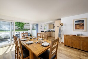 Dining - A superbly situated property that is just a short walk from two fabulous beaches (Newquay)