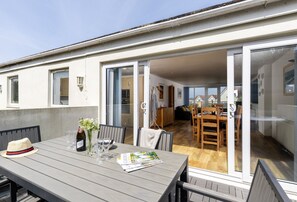 Outdoor dining - A superbly situated property that is just a short walk from two fabulous beaches (Newquay)