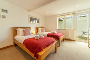 3 bedrooms, WiFi, bed sheets - A superbly situated property that is just a short walk from two fabulous beaches (Newquay)
