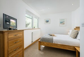 3 bedrooms, WiFi, bed sheets - A superbly situated property that is just a short walk from two fabulous beaches (Newquay)