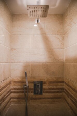 Apartment | Bathroom shower - Sheperd's Apartment (London)