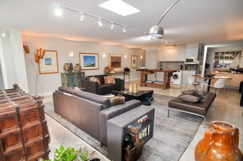 .:: Mosman  DesignerApartment - Hidden Gem - NEW LISTING