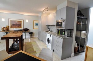 K�ühlschrank, Mikrowelle, Ofen, Wasserkocher mit Kaffee-/Teezubehör