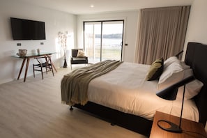Premium bedding, pillowtop beds, in-room safe, desk - The Seabird (Moruya)