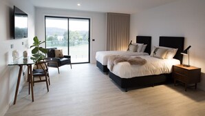 Premium bedding, pillowtop beds, in-room safe, desk - The Seabird (Moruya)