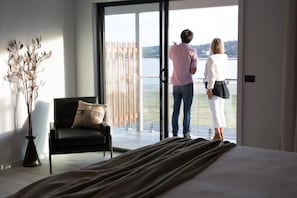 Premium bedding, pillowtop beds, in-room safe, desk - The Seabird (Moruya)