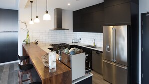 Deluxe King Room | Shared kitchen | Fridge, shared microwave, electric kettle - The Seabird (Moruya)