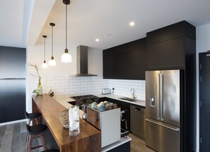 Deluxe King Room | Shared kitchen