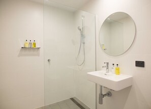 Ducha, artículos de tocador de diseñador, secador de pelo, toallas