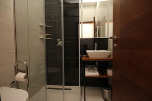 Phòng đôi Tiêu chuẩn | Phòng tắm | Buồng tắm vòi sen, máy sấy tóc, khăn tắm 