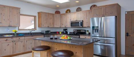 Jääkaappi, mikroaaltouuni, uuni, liesi