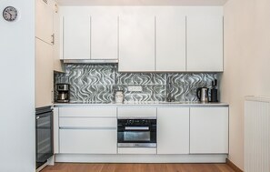 Geladeira, micro-ondas, cooktop, cafeteira/chaleira