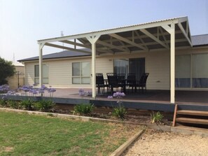 Outdoor dining - Large property, walking distance to main street, shops and playground (Robe)