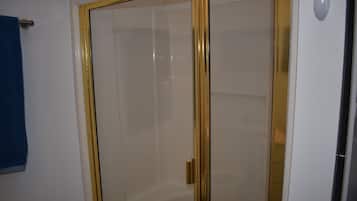 Douche, sèche-cheveux, serviettes fournies, savon
