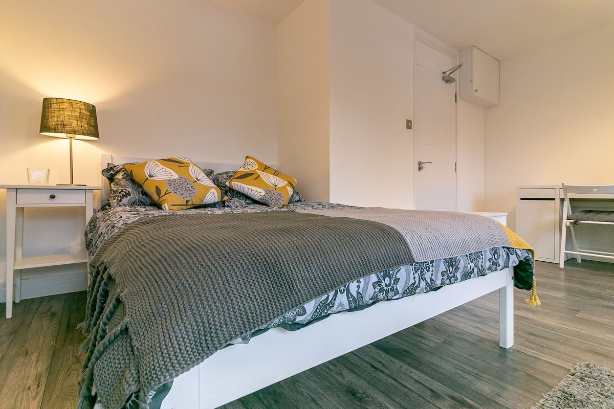 Premium tweepersoonskamer, gedeelde badkamer (Conifer Room ) | 1 slaapkamer